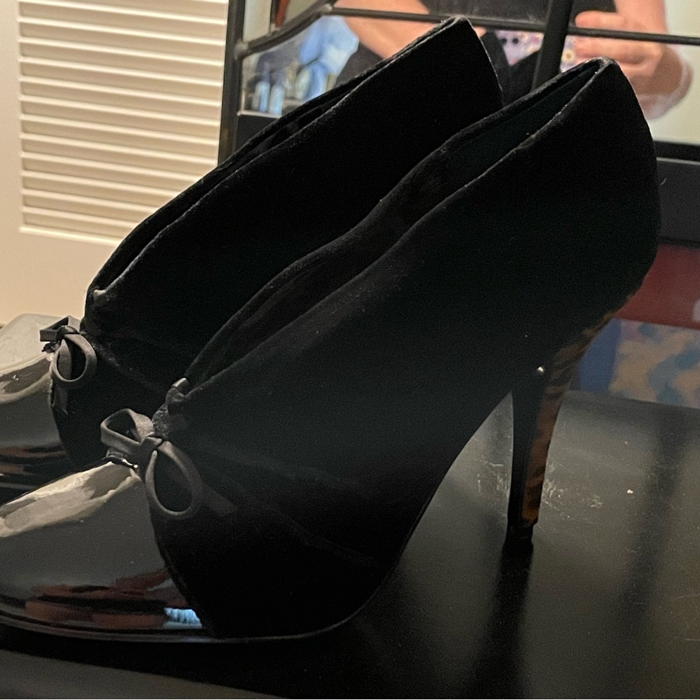 BEVERLY FELDMAN CFM PUMPS BEELS FANCY BLACK VELVET LEATHER SOLES BEAUTIFUL SZ 9